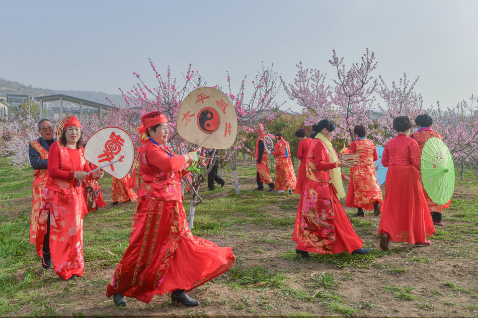 翠湖：桃花灼灼春色美，扇鼓咚咚夕阳红