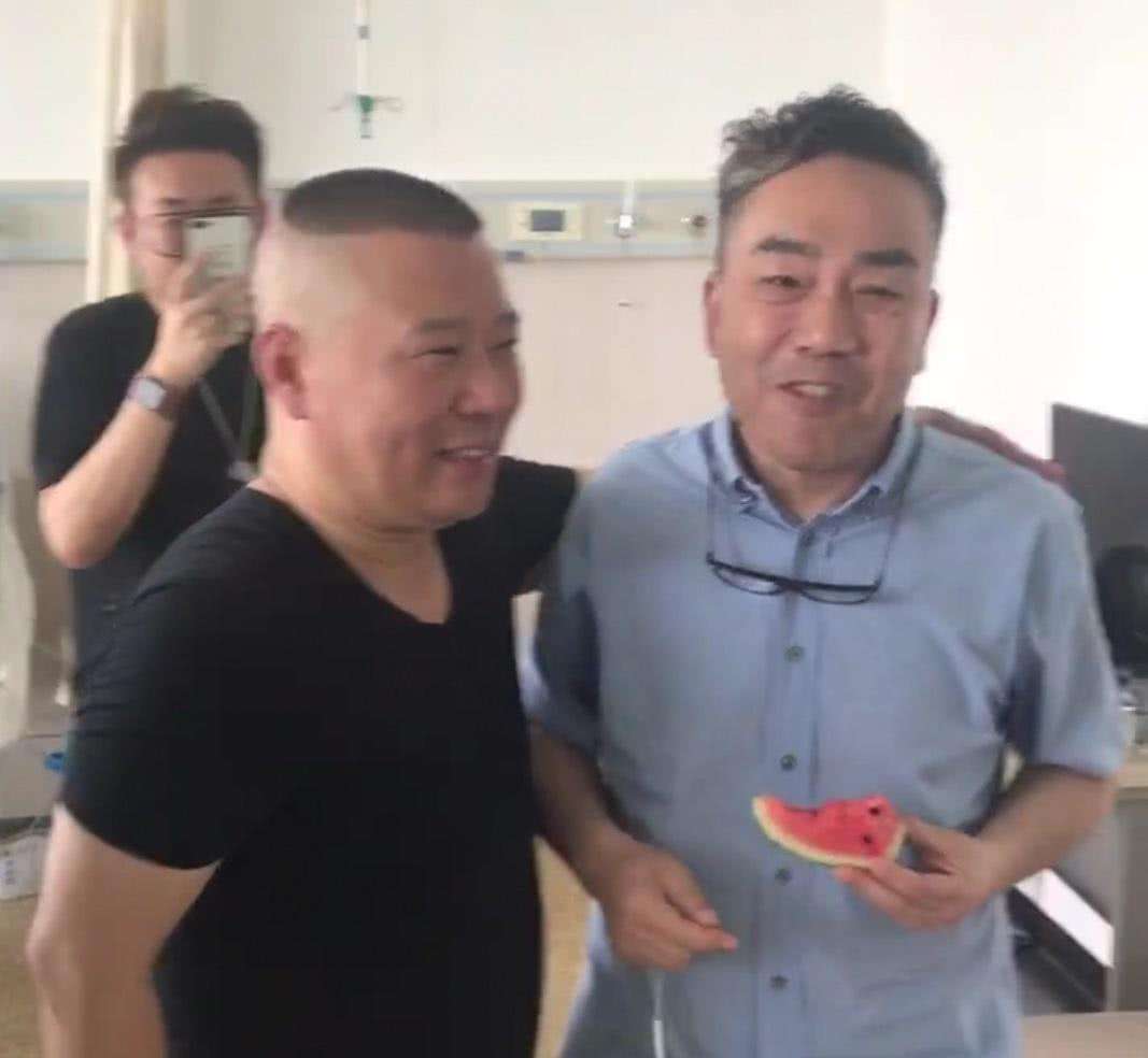 他没有正式师承，但相声表演令侯耀文师胜杰折服，也受郭德纲认可