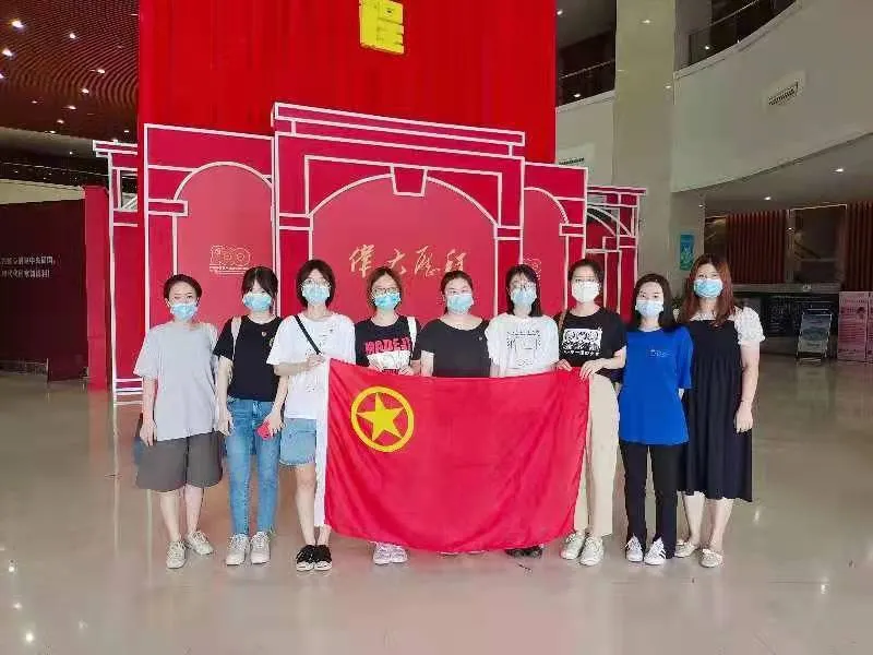 请党放心齐奋进，强国有我青年赞