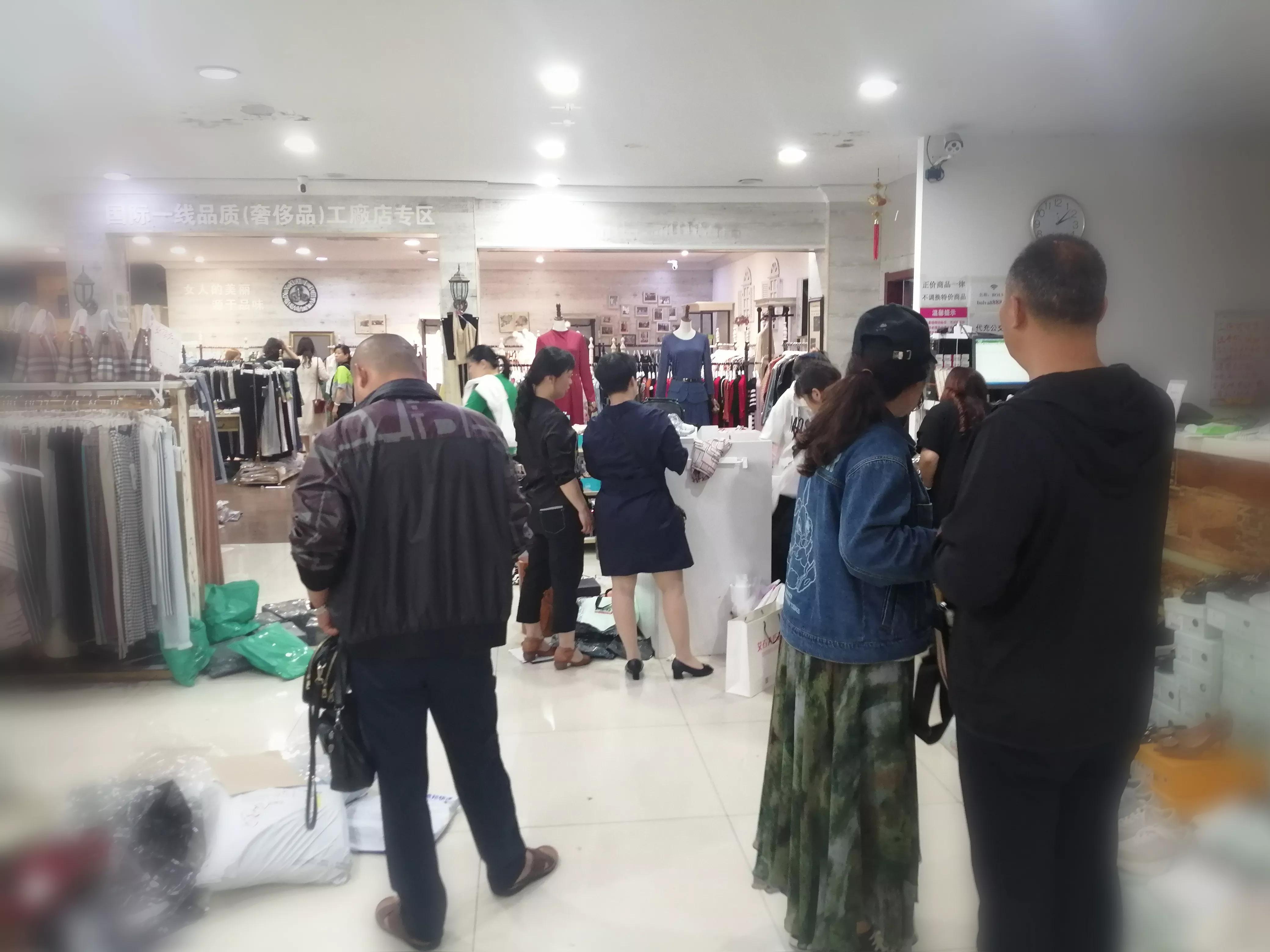 合肥仓储店模式悄然兴起，品牌服装比网店低，客流如潮