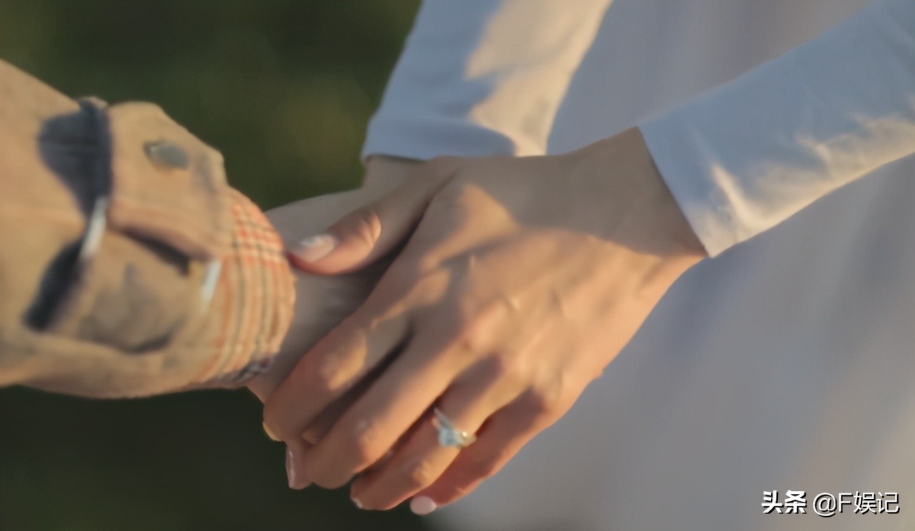 鍾嘉欣帶子女和媽媽同框出鏡賀母親節一家人牽手的背影合照很溫馨