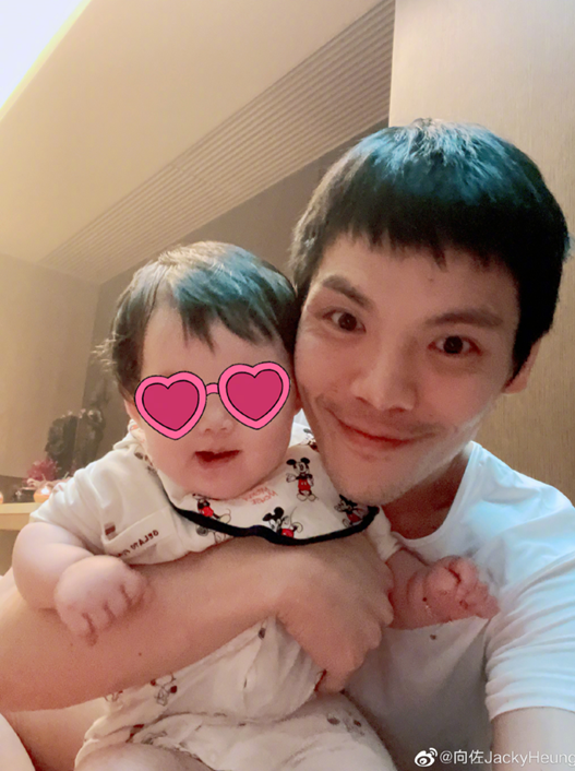 向佐父亲节晒全家福，全家人轮流抱小公主，女儿胖嘟嘟像极了向太