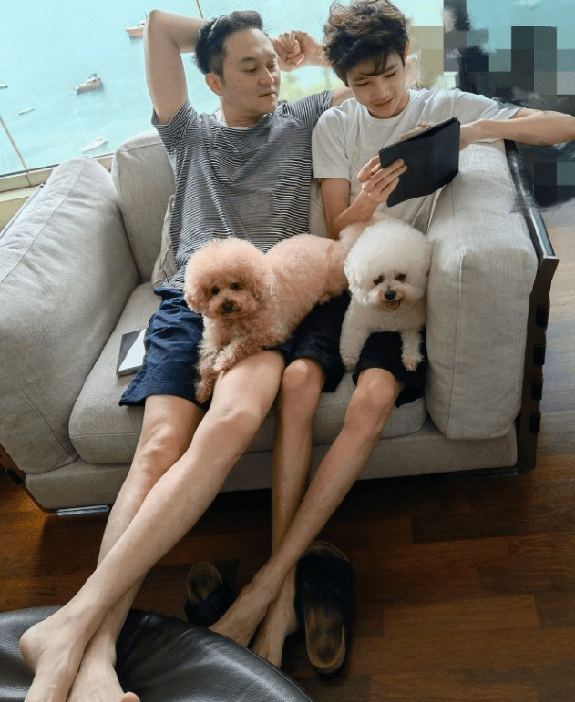 网友上海偶遇张智霖夫妇，袁咏仪长发披肩穿短裤秀出长腿，太少女