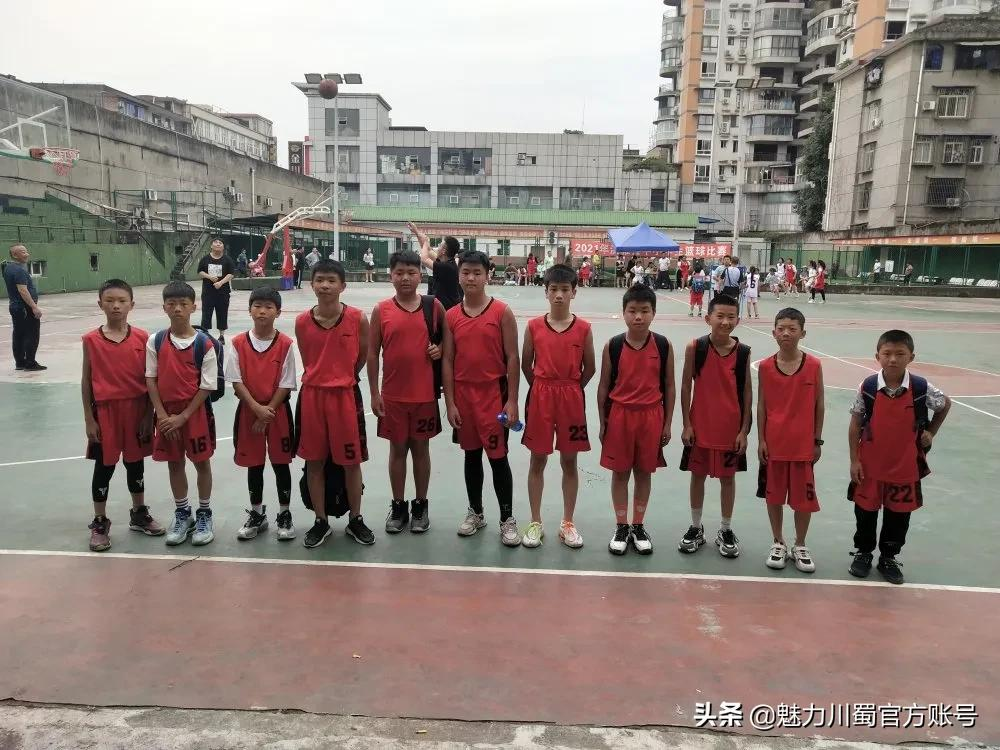 洪雅县花溪小学：知识与篮球共舞 学习与特长齐飞(图1)