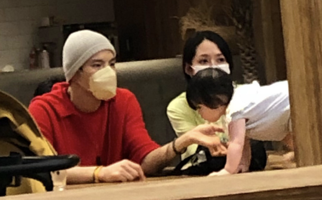 向佐一家出门被拍，郭碧婷穿扮朴实背微驼，女儿扎小辫子萌态十足