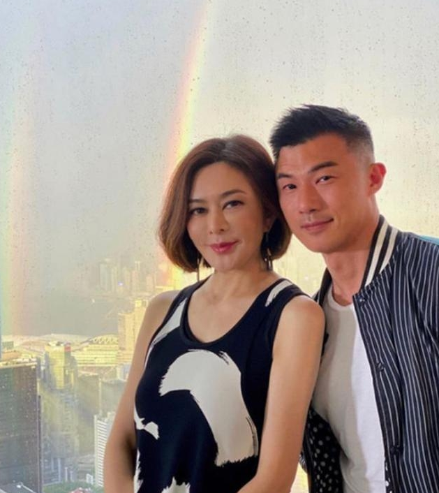 关之琳有新恋情？和小鲜肉聚餐娇羞撩发，半年