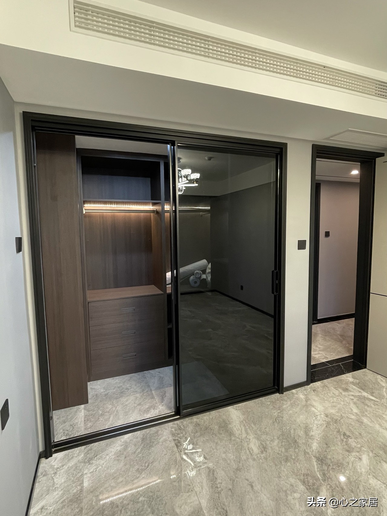 130㎡黑灰配的家装设计，暗淡低沉却彰显大气轻奢，简约而高大上