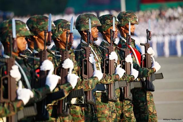 清一色97式步枪，一支如果不是臂章：你可能以为是解放军的军队