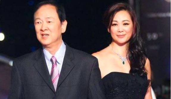 父亲是武侠电影“大师兄”，她则齐名周慧敏，51岁却成“普通人”