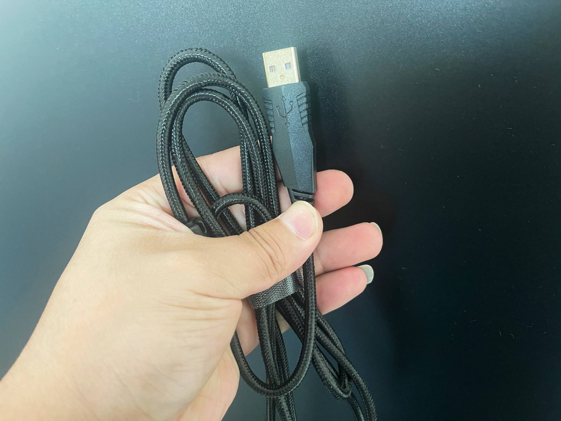 安静轻盈适合多场景使用超频三GI801黑曼巴红轴机械键盘评测