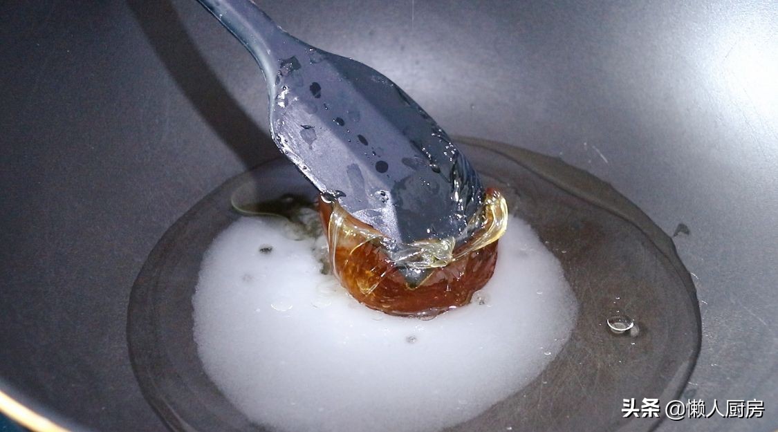 往糯米糊內倒入芝麻，用手壓一壓，就是小時候常吃的美食，有彈性