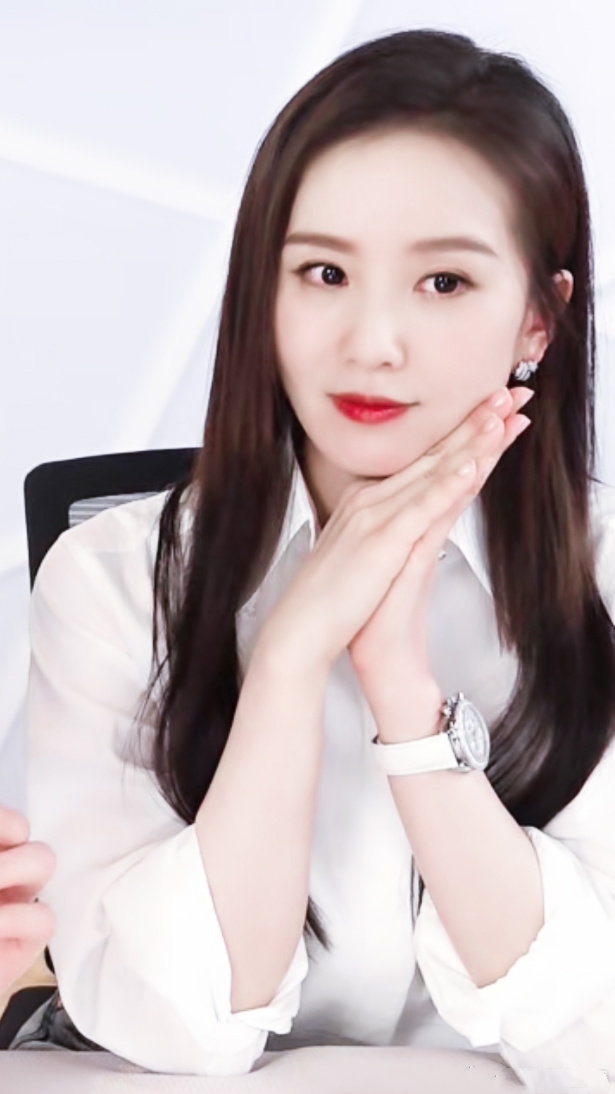 刘诗诗产后复出与李佳琦直播，少女感满满，这