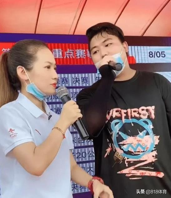 兄妹情深!全红婵夺冠随身带丑驴玩偶,当厨师大哥送的,她摆在床头