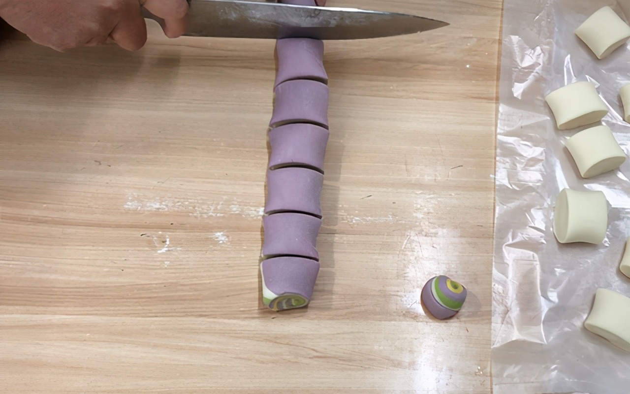 快過年了，蒸點五彩蔬菜饅頭過新年，鬆軟香甜，多彩多姿寓意好
