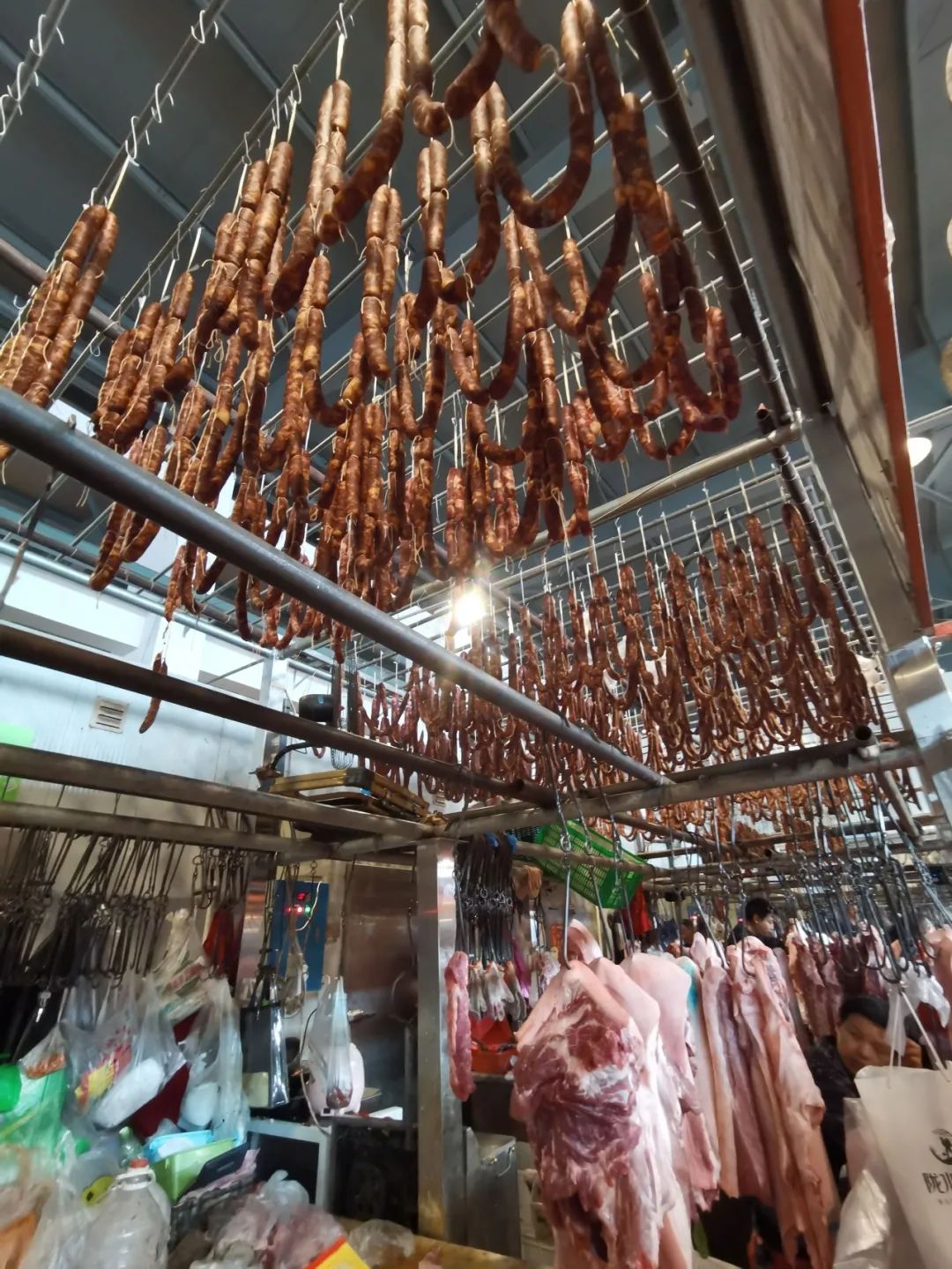 猪肉蹭蹭直降 成都农产品中心批发市场香肠腊肉销得旺