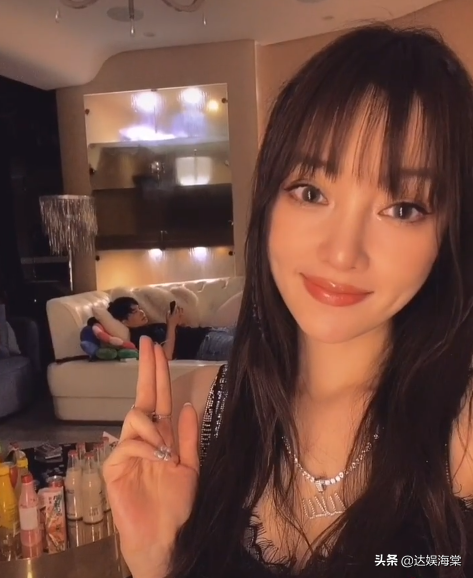 李小璐否认和鲜肉恋爱，疑似跟贾乃亮复合？本尊正面回应来了