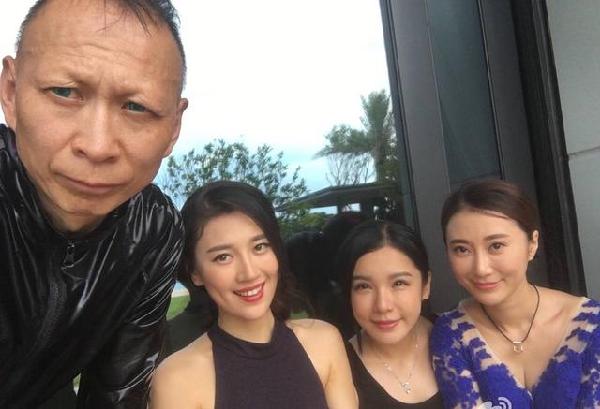 54岁“裘千尺”女儿美若天仙？看到照片后：父女俩简直一模一样