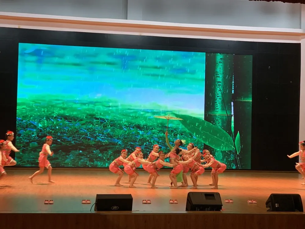 “踩雨水”踏舞步——双流区彭镇小学舞蹈社团参加区艺术节比赛