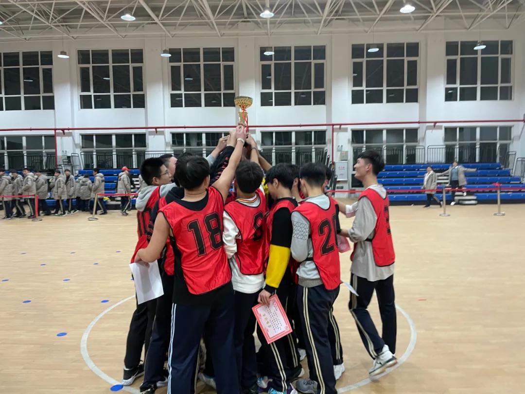 ȫУ��ɣ��׽조��ս����У԰��������ȼ�չ�