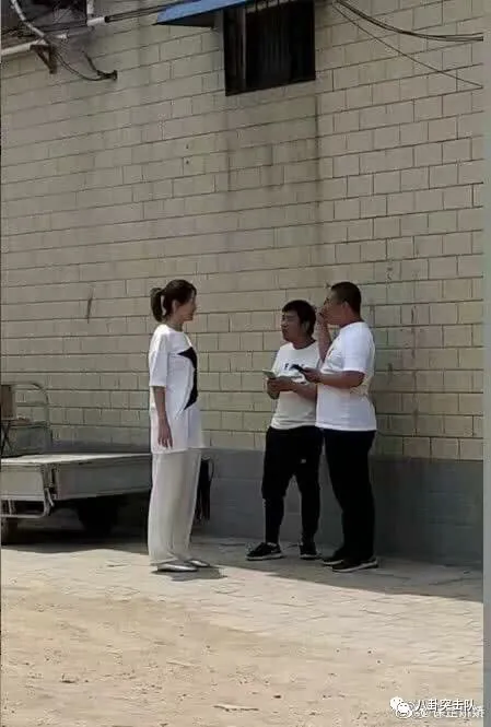 经纪人否认王宝强冯清结婚生子，女方曾现身灵堂为王母守孝
