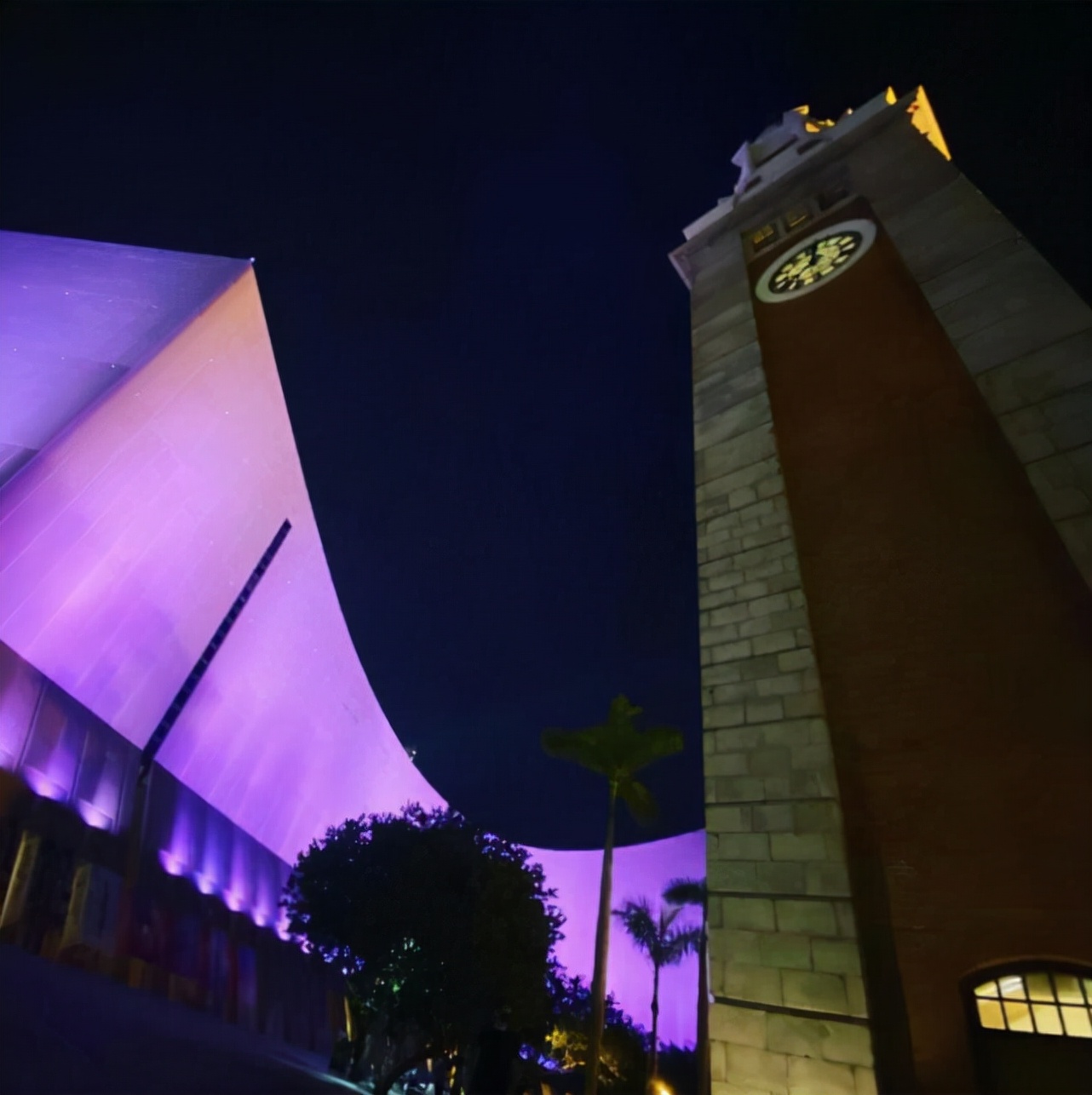 梁咏琪一家三口散步，6岁女儿身高快到妈妈肩膀，五官精致超漂亮