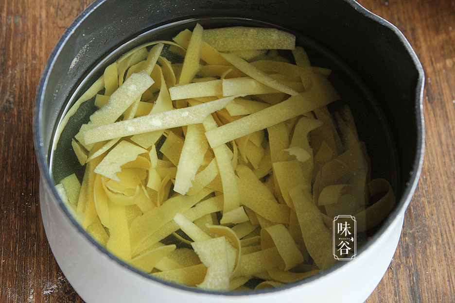 秋天这果皮扔掉太浪费，做小零食特棒，香甜有嚼劲，嗓子也爽利