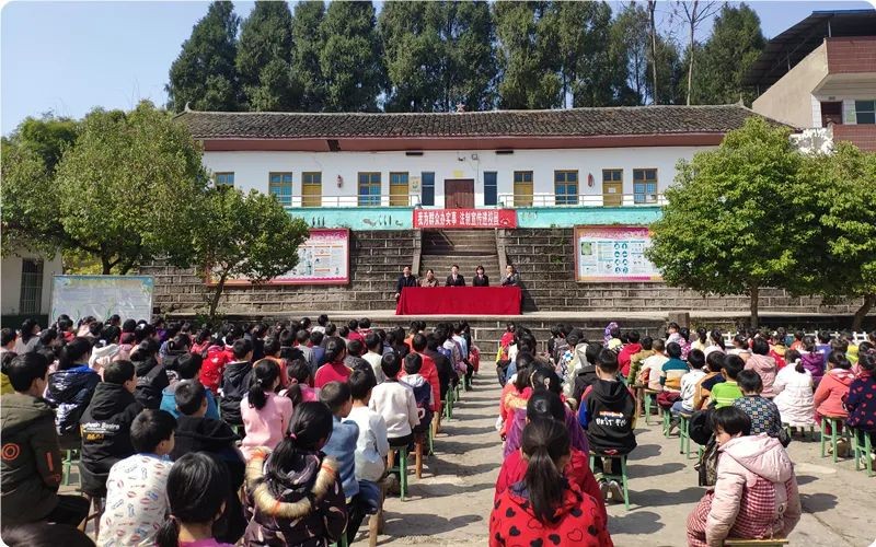 蓬安县：我为群众办实事 法制宣传进校园走进凤石小学