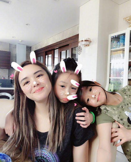 鐘麗緹二女兒逆襲了！ 13歲張子晴穿條紋裙過情人節，美過媽媽了