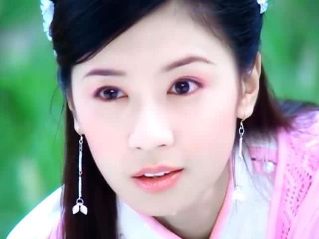 贾静雯修杰楷携大女儿走机场，母女俩穿同款短款，妈妈比女儿更白
