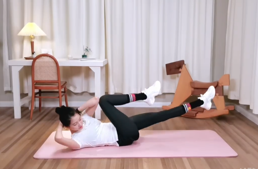 Guan Xiaotong is in the home fitness, the leg when doing an abdomen is long see Jing, so long gem gal mat does not include the whole body