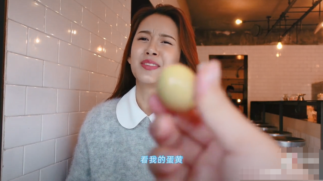 陈赫张子萱偷发糖，一同出游手上戒指太显眼，夫妻不敢同框略心酸