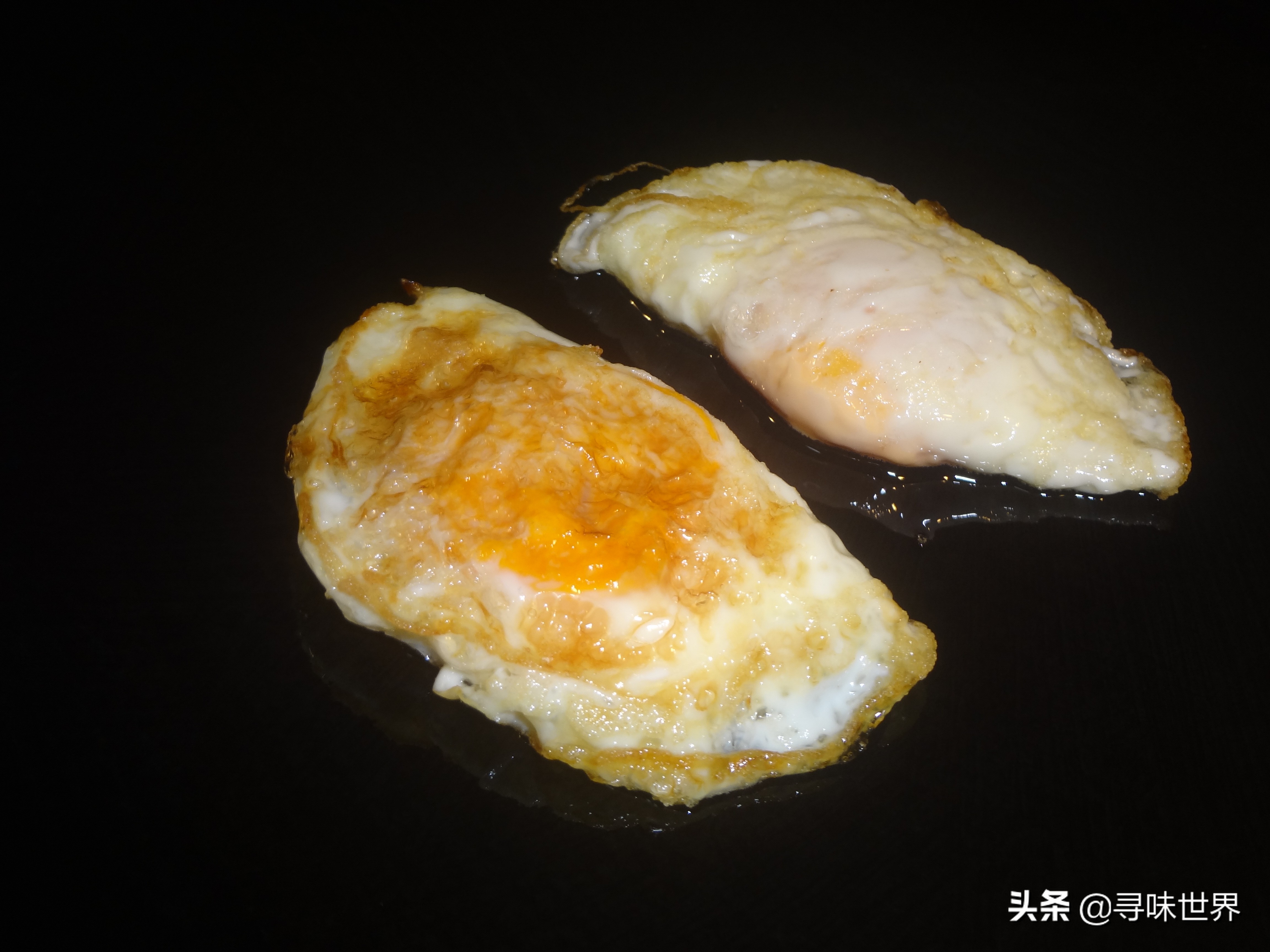 防止食物粘鍋，記住不要先放油和撒鹽，教你小技巧，鐵鍋煎魚不粘