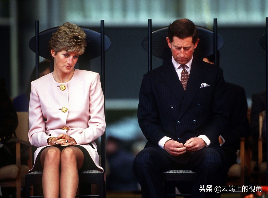 戴安娜独自一人在泰姬陵黯然神伤，多年后这张相片让威廉悲痛欲绝