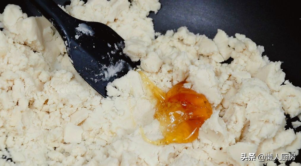 这是不用面粉的月饼，也不要烤，白芸豆的炒制很重要