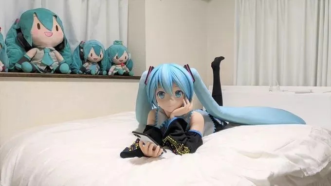 二次元：前有35歲男子娶初音未來，後有21歲女子嫁月光莫利亞