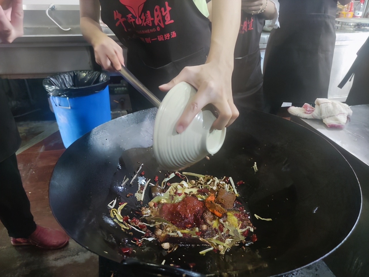 安徽传承百年的牛肉汤，老板没花一分钱宣传，食客从外地驱车来喝
