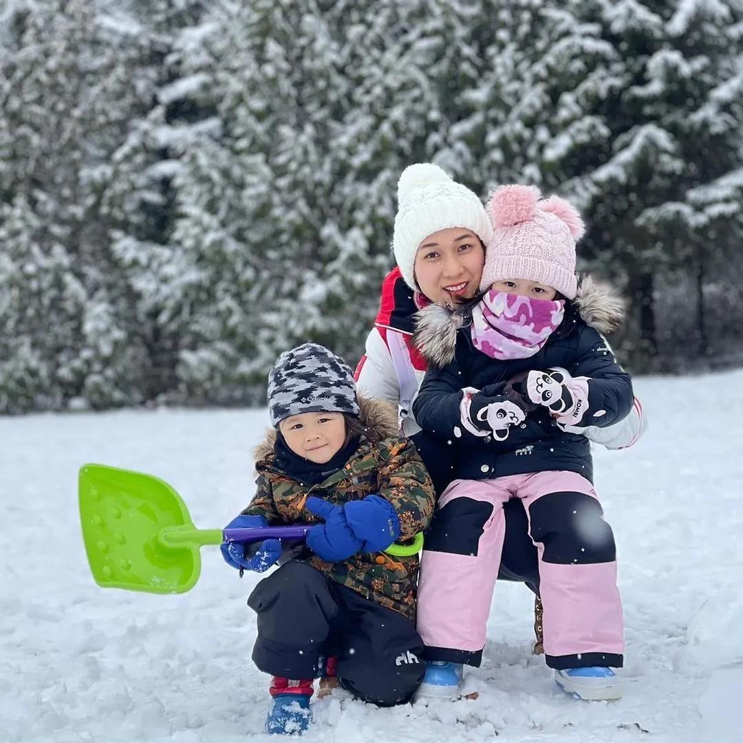 鍾嘉欣陪子女堆雪人，畫面溫馨有愛，2歲兒子古靈精怪越來越帥