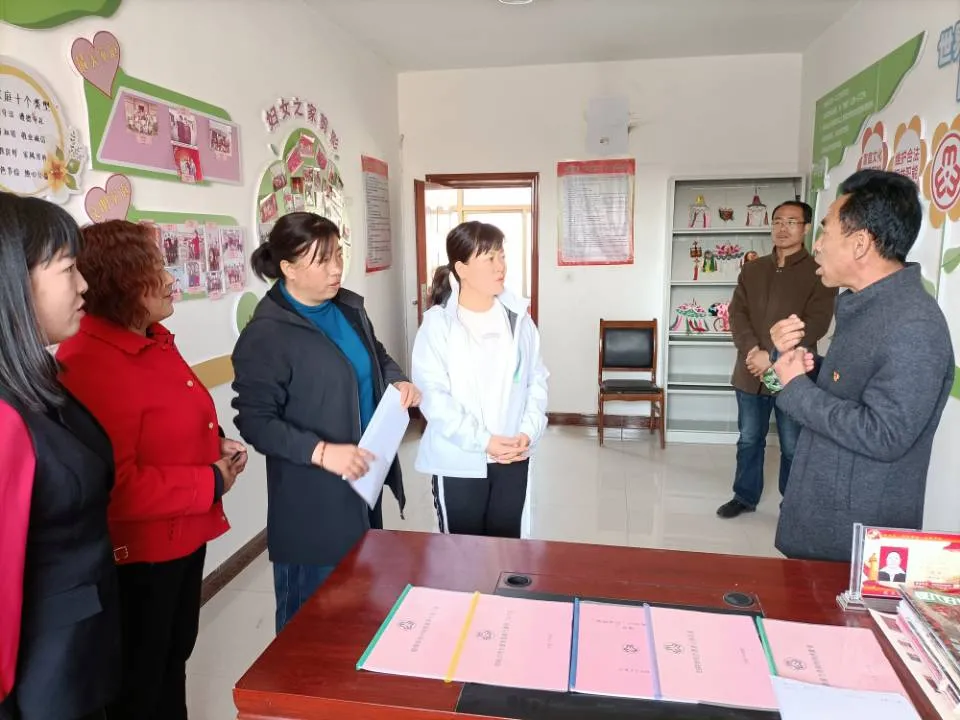 市妇联调研指导县区“巾帼家美积分超市”、“儿童快乐家园”、“巾帼扶贫车间”建设运行情况