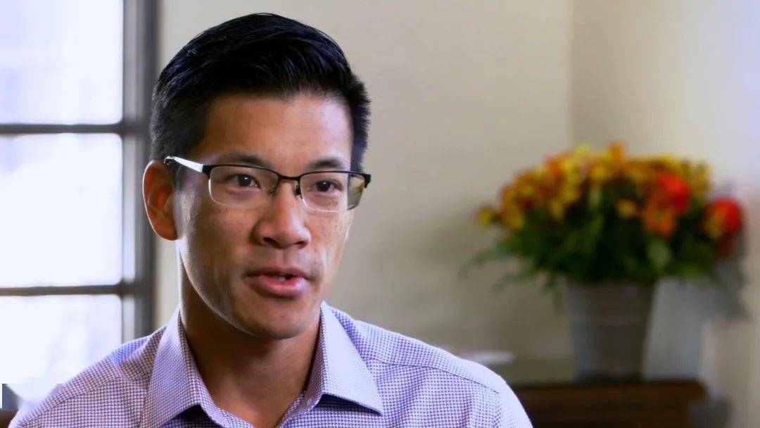 王力宏罕見曬大哥，王力德穿白大褂做科研，研究血癌學歷全家最高