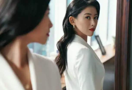 出生军人世家父亲是富商，35岁的朱珠为何能连续入选全球最美面孔