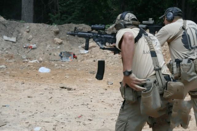 士兵换完弹匣会丢掉吗？老兵：里面还有一颗子弹怎么扔？