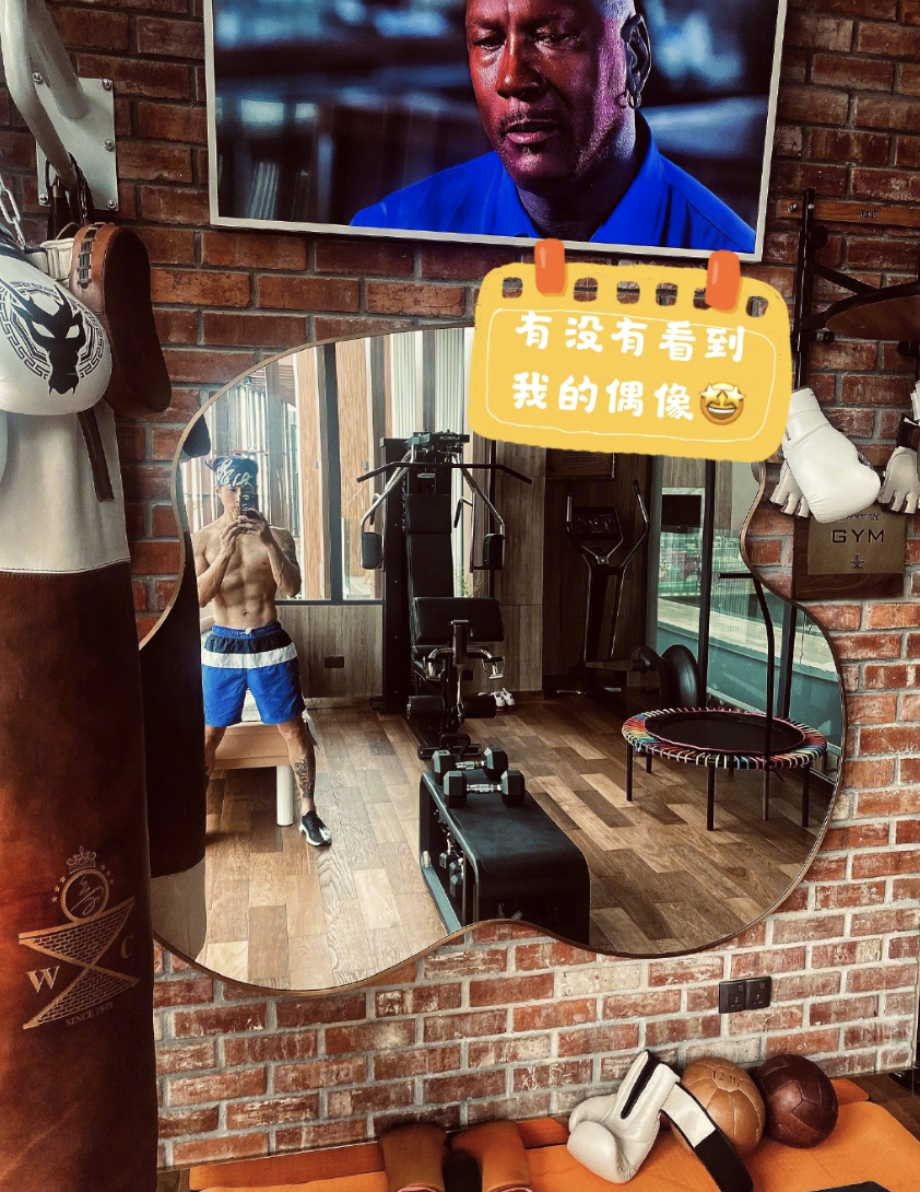 吴尊晒自拍秀肌肉，意外曝光新豪宅内景，健身房星空影院配置超全
