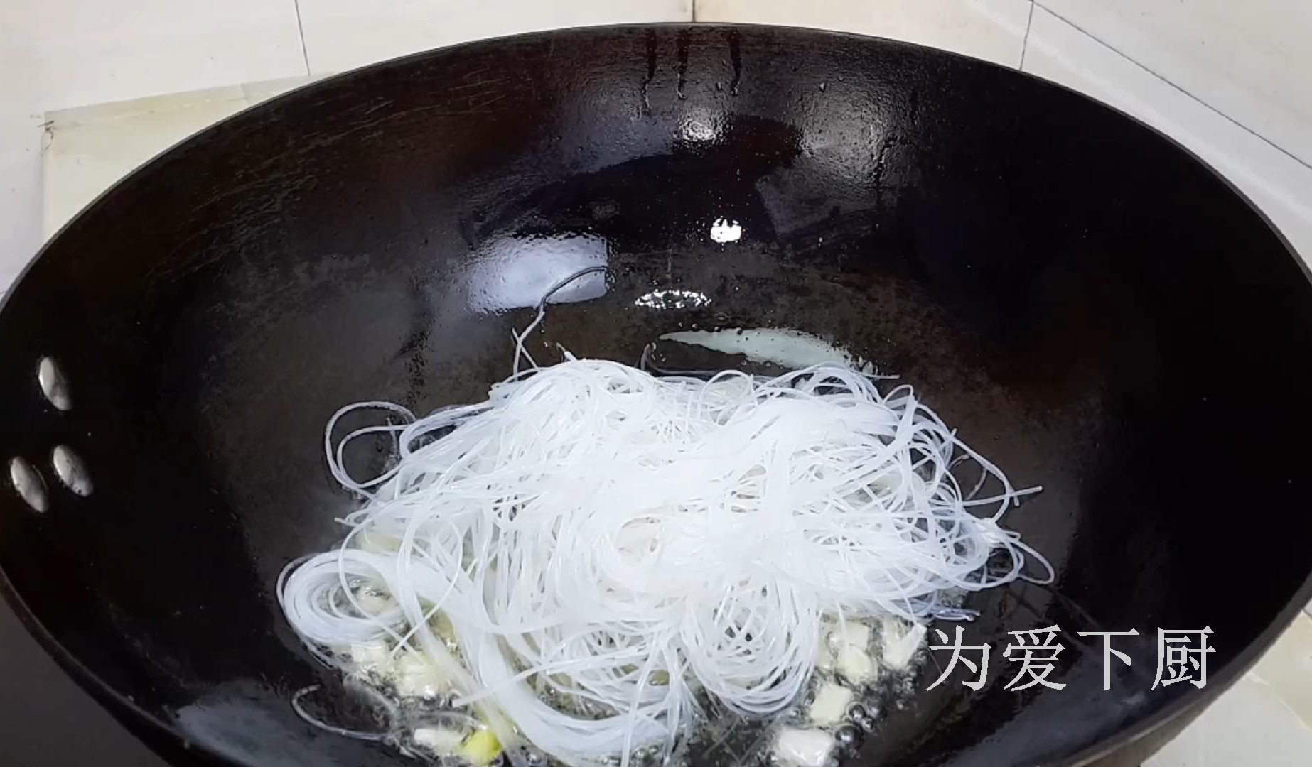 冬天白菜別燉著吃了，鍋裡烙一烙，比包子餃子還香，真的非常好吃