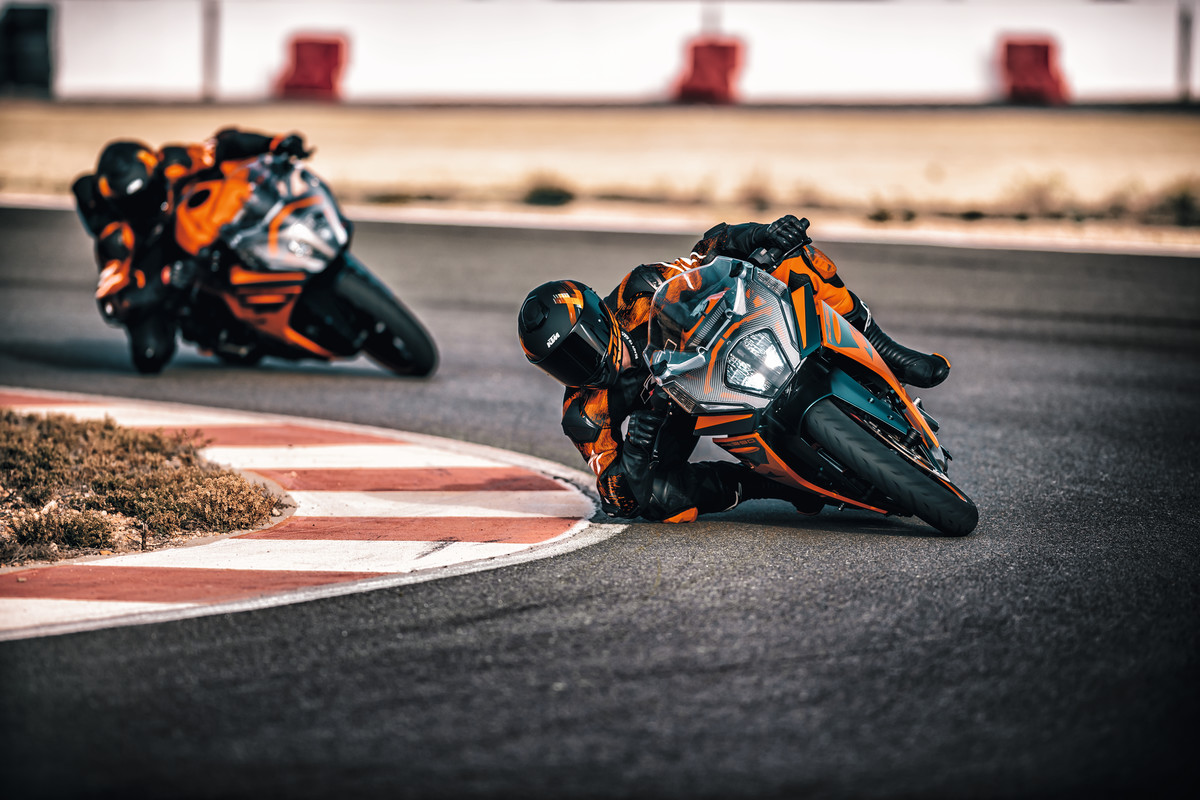 前后悬挂可调、完整电控上身!2022 KTM RC390海外发布