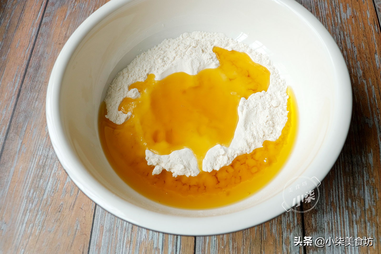 一口酥，做法简单无难度，外酥里软一口一个，越吃越香，太解馋了