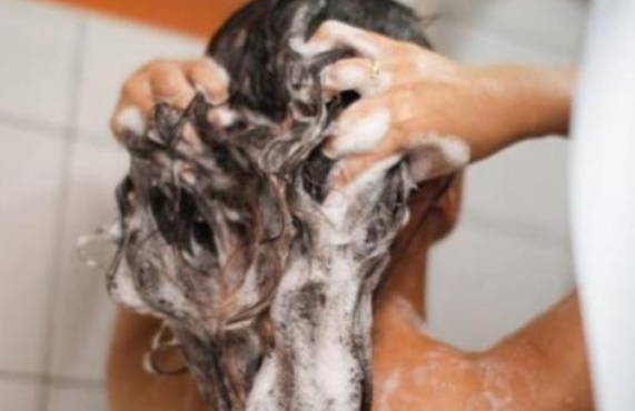 頭髮大把的掉，這4類食物導致脫髮�元兇�，趁早戒掉