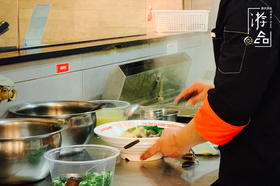 重庆49元麻辣烫测评：9荤8素，超乎想象，2个人都吃撑了