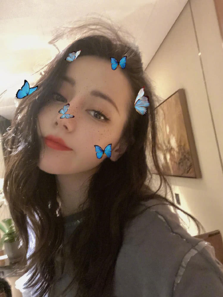 迪丽热巴连晒18张自拍照，御姐和可爱画风百变，对镜放闪超撩人