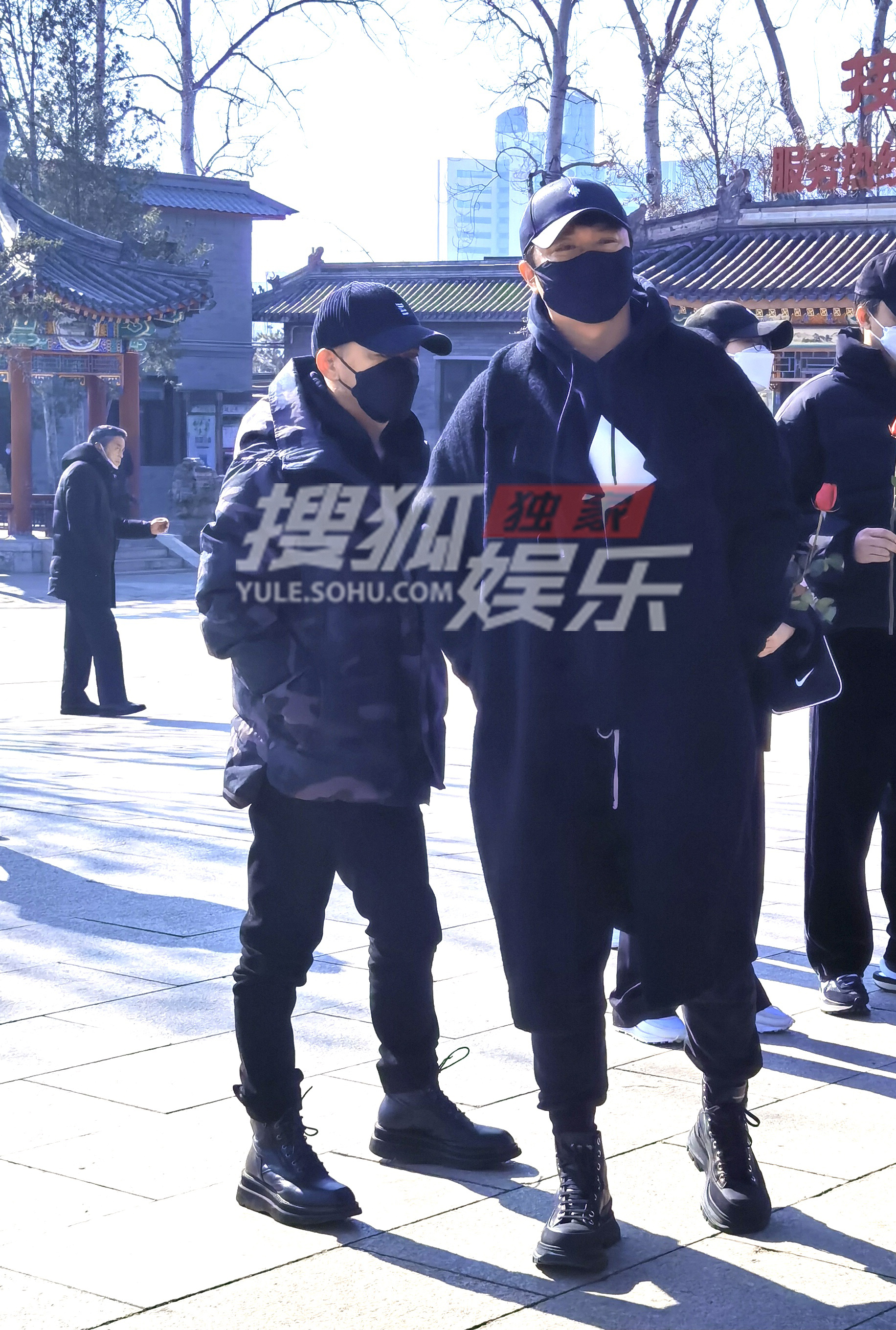 Zhao brilliant memorial meeting holds Huang Bo to hold small safflower to grieve over today the modest tear of Xue asperses the spot