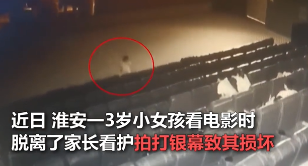 嗯哼在沙滩上的一个举动，引发热议：孩子没教养，还真是父母的锅